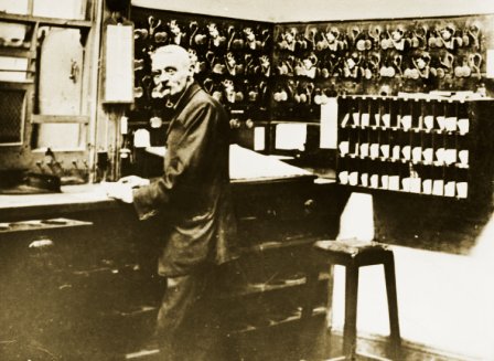 MTOC tallying clerk, c1890. Photograph courtesy National Library of Australia