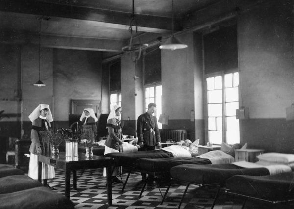 The Tiled Ward at No 22 Casualty Clearing Station, Cambrai, 1919. Photograph copyright IWM (Q8090)